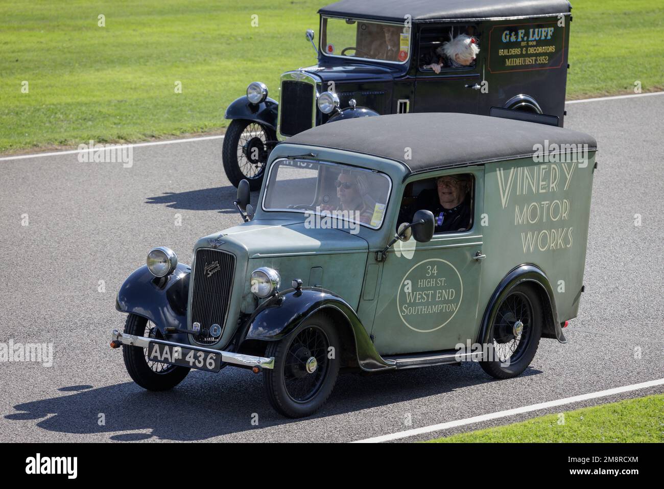 1934 Austin 7 RP Saloon Van lors de la Austin 7 Centenary Celebration Parade au Goodwood Revival 2022, Sussex, Royaume-Uni. Banque D'Images