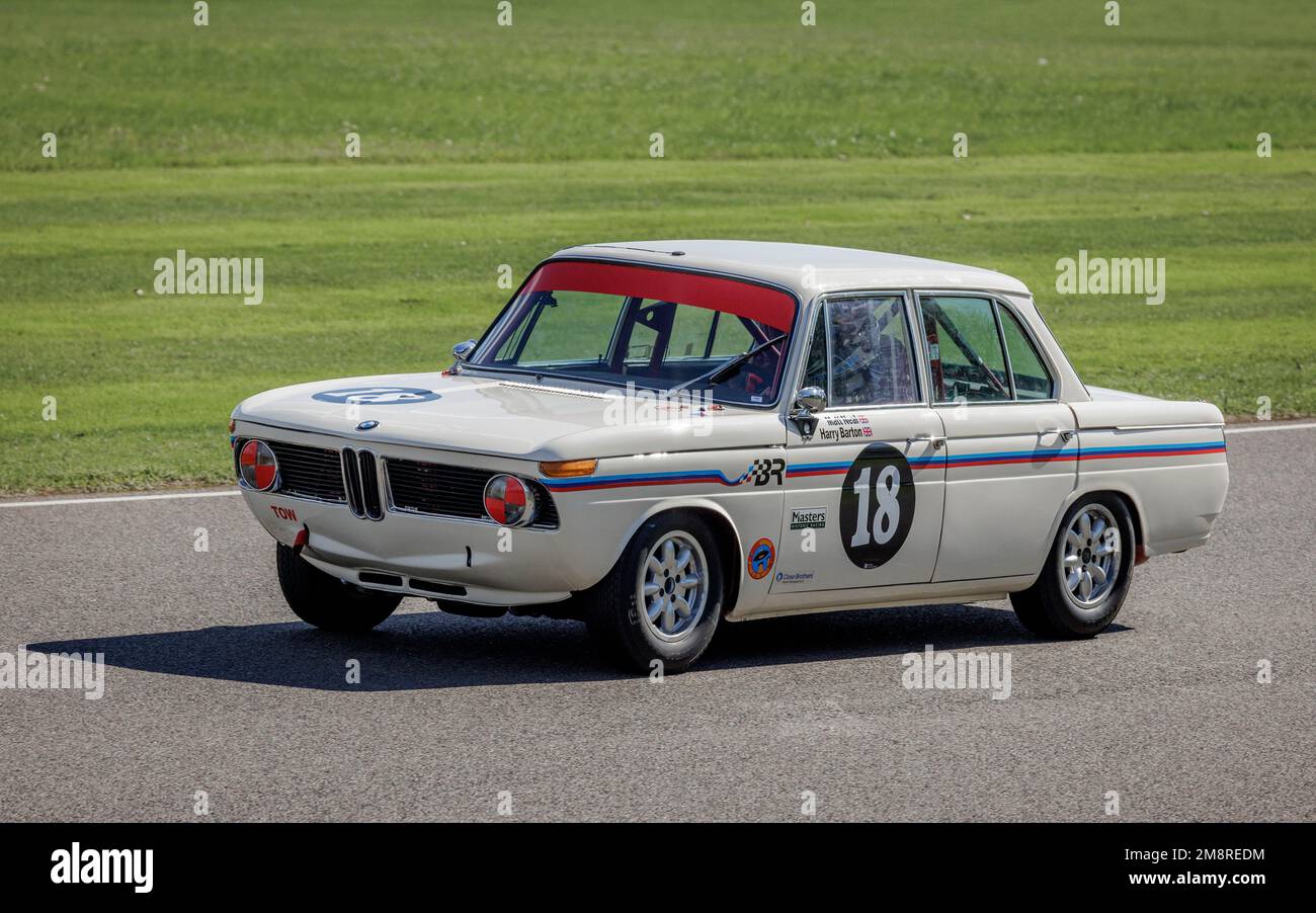 Matt Neal dans la BMW 1800 Tisa 1965 lors de la course du Trophée St Mary au Goodwood Revival 2022, Sussex, Royaume-Uni. Banque D'Images