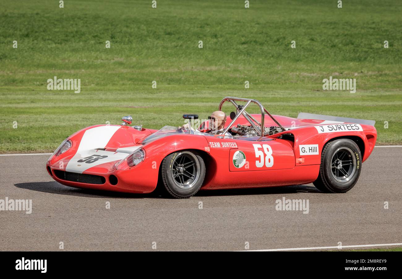 1966 Lola-Chevrolet T70 Spyder pendant le Graham Hill Celebration Parade au Goodwood Revival 2022, Sussex, Royaume-Uni. Banque D'Images