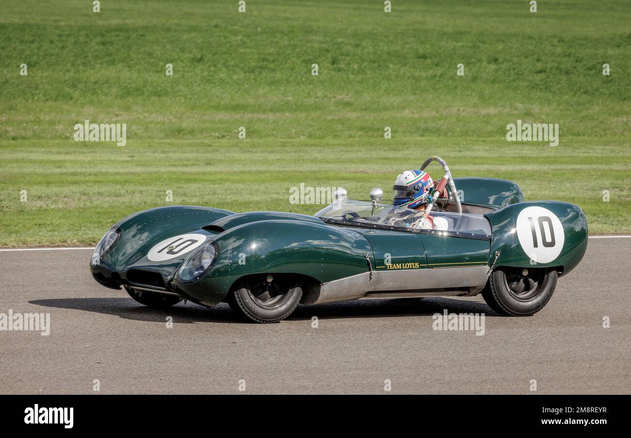 Richard Wilson dans le Lotus-Climax 1958 15 lors de la Graham Hill Celebration Parade au Goodwood Revival 2022, Sussex, Royaume-Uni. Banque D'Images