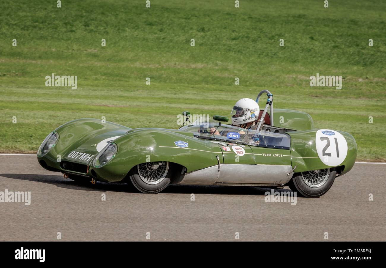 1958 course à ciel ouvert Lotus-Climax 15 pendant la parade de la fête de Graham Hill au Goodwood Revival 2022, Sussex, Royaume-Uni. Banque D'Images