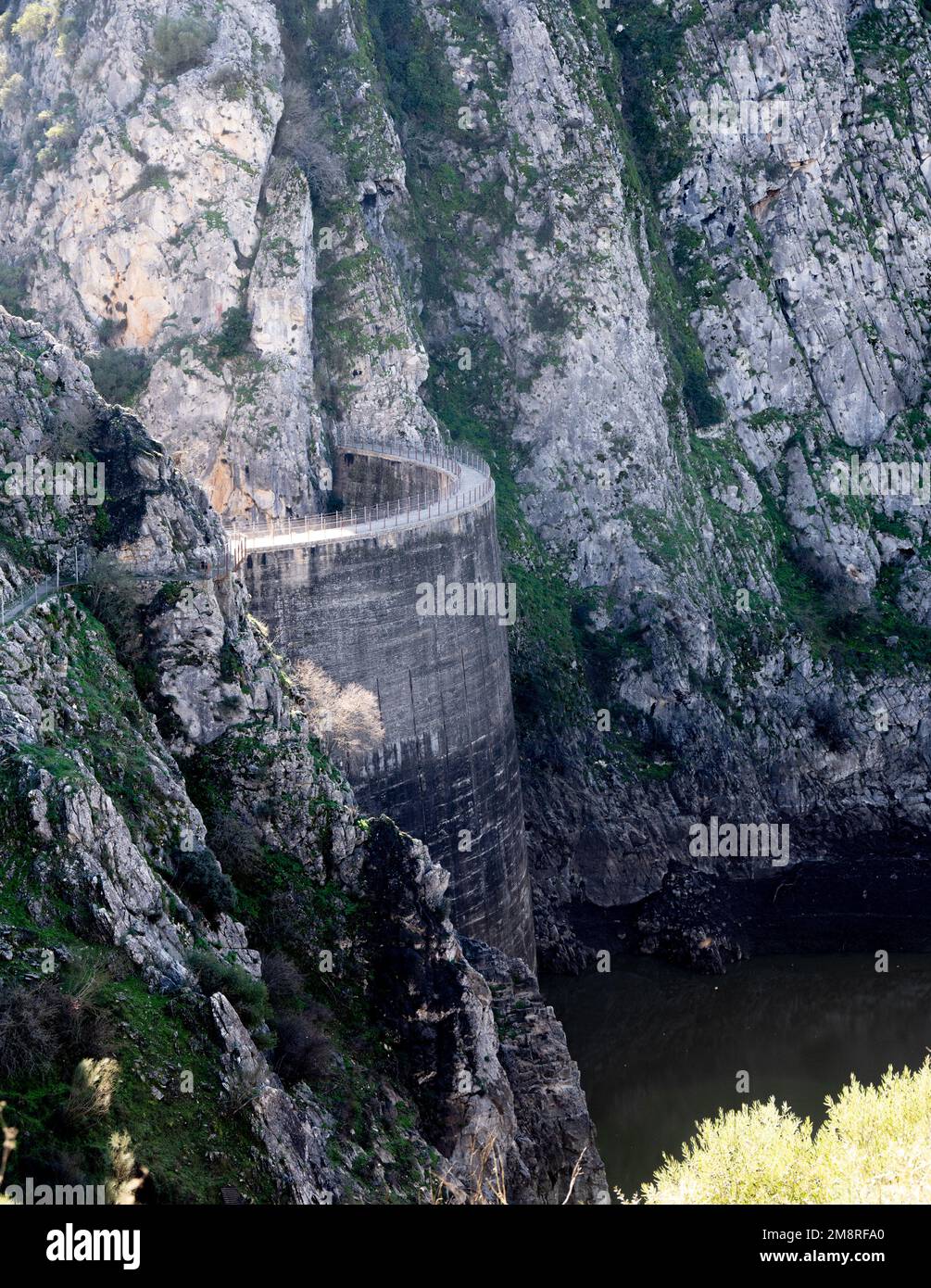 Le barrage Montejaque construit en 1917 et abandonné en 1947 à cause de fissures dans les rochers environnants Banque D'Images