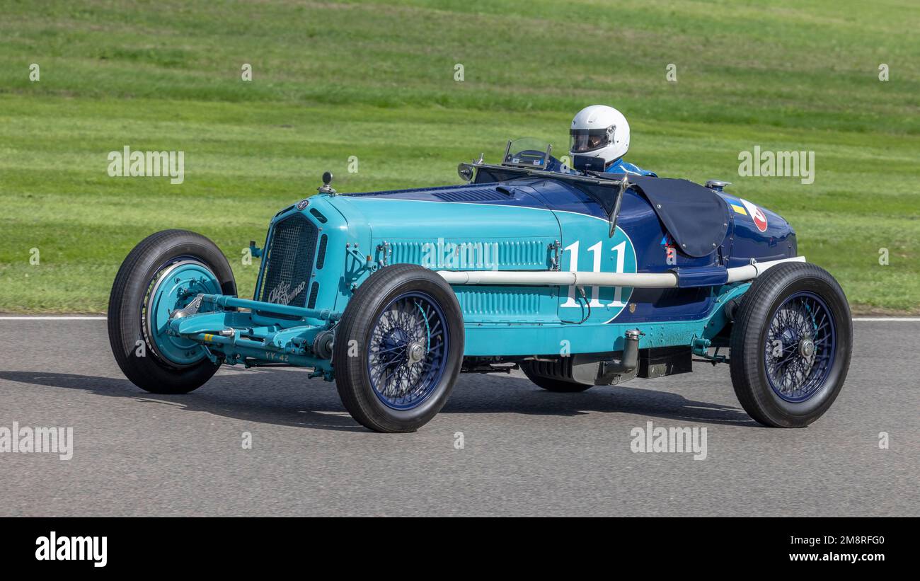 1931 Alfa Romeo 8C 2600 Monza avec le pilote Christopher Mann lors de la course de Goodwood Trophy au Goodwood Revival 2022, Sussex, Royaume-Uni. Banque D'Images
