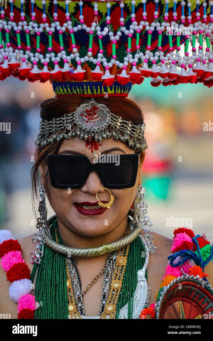 Katmandou, Népal. 15th janvier 2023. Le 15 janvier 2023 à Katmandou, au Népal. Une fille en tenue traditionnelle culturelle et symbolique participe à la procession de ruelle à l'occasion de la fête de 'Maghi'. (Photo de Abhishek Maharajan/Sipa USA) crédit: SIPA USA/Alay Live News Banque D'Images