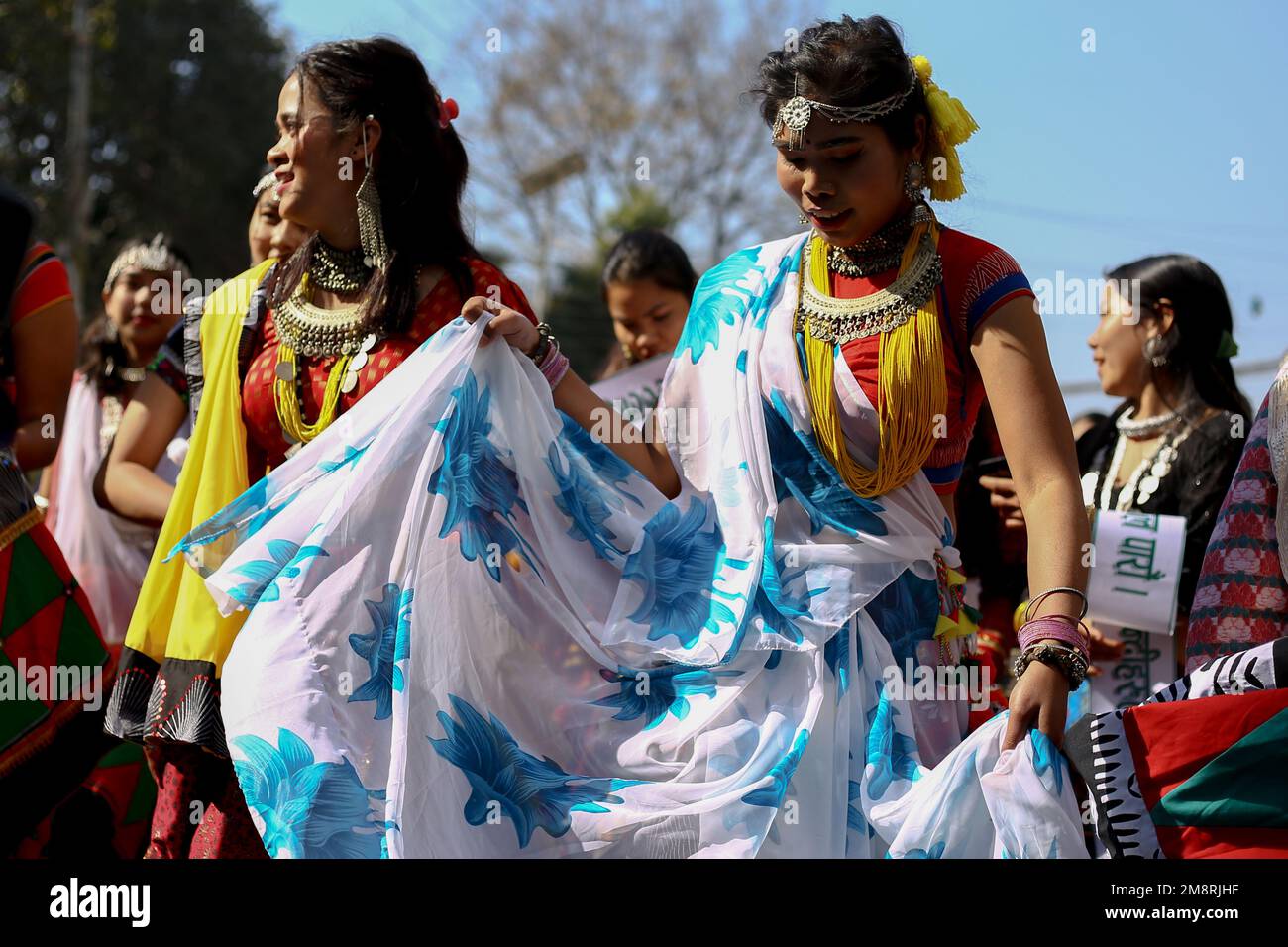 Katmandou, Népal. 15th janvier 2023. Le 15 janvier 2023 à Katmandou, au Népal. Les femmes en tenue traditionnelle culturelle et symbolique prennent part à la procession de ruelle à l'occasion de la fête de 'Maghi'. (Photo de Abhishek Maharajan/Sipa USA) crédit: SIPA USA/Alay Live News Banque D'Images