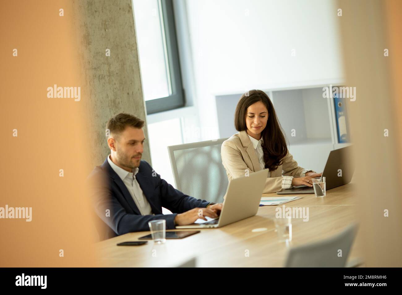 Businessman and businesswoman working together in office Banque D'Images
