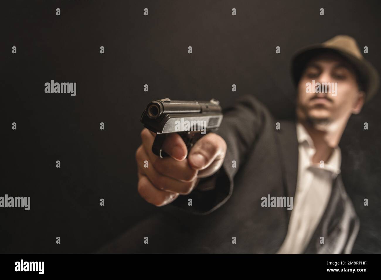 gangster old school avec arme à feu en main Banque D'Images