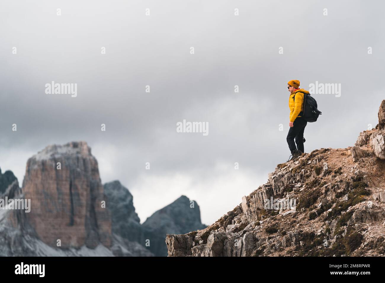 Grimpeur actif au sommet de la montagne en profitant de la vue Banque D'Images