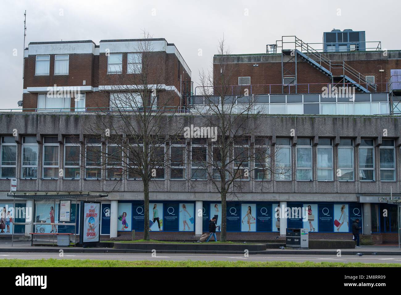 Slough, Berkshire, Royaume-Uni. 15th janvier 2023. Le centre commercial Queensmere à Slough. Le côté ouest du centre commercial Queensmere fermera ses portes à partir de demain, le 16th janvier 2023. La plupart des magasins sont déjà vides. British Land, promoteur immobilier, a obtenu de Slough Borough Council la permission de redévelopper le centre commercial. Il est prévu que 1 600 maisons seront construites sur le site avec de nouveaux magasins, restaurants et bureaux. Slough a été récemment élu comme le pire endroit de 9th à vivre en Angleterre. Crédit : Maureen McLean/Alay Live News Banque D'Images