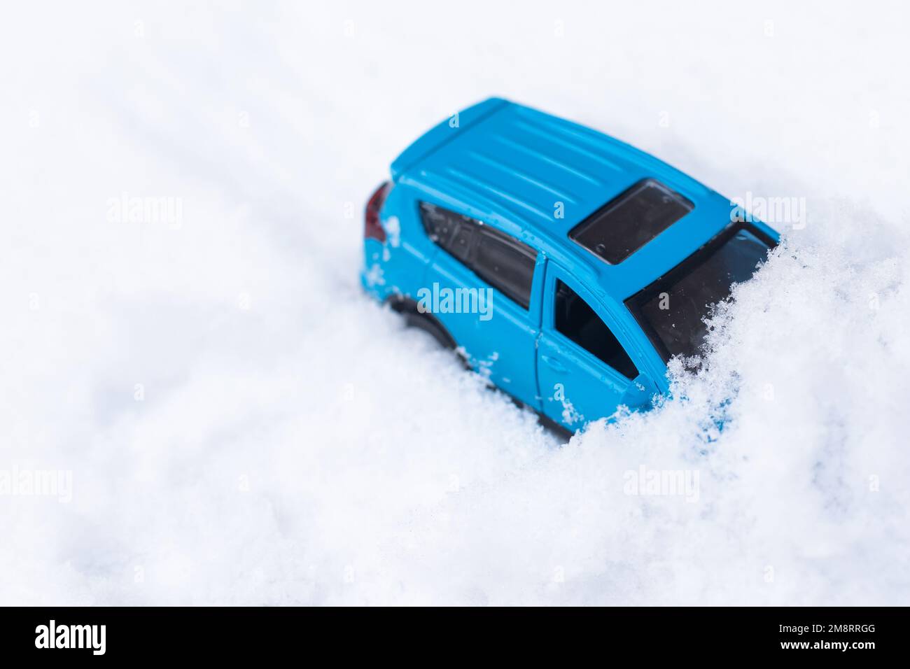 voiture-jouet dans la neige. Banque D'Images