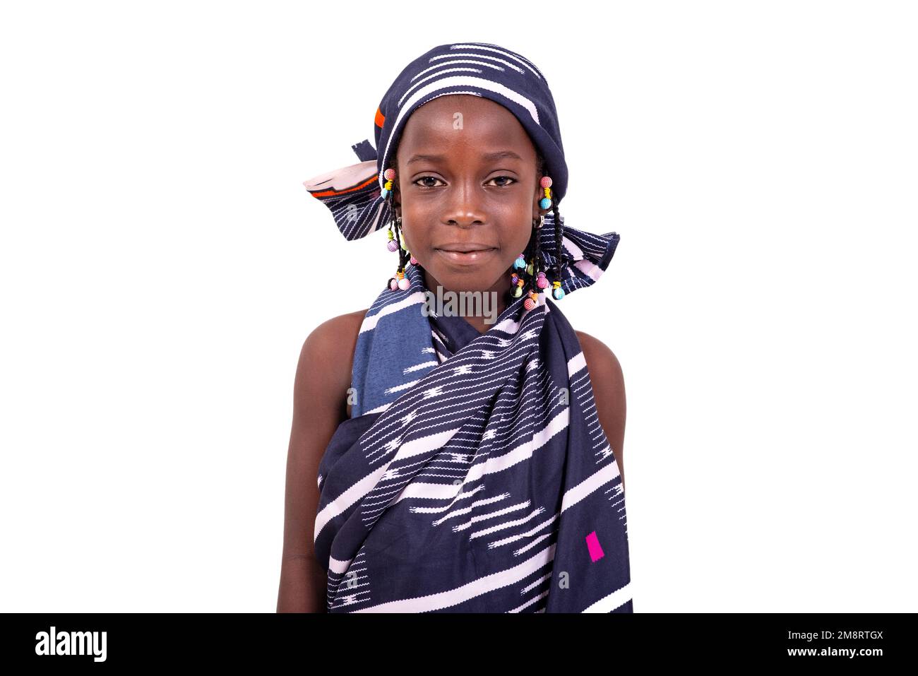 Portrait d'une belle petite fille portant un chiffon africain traditionnel. Banque D'Images
