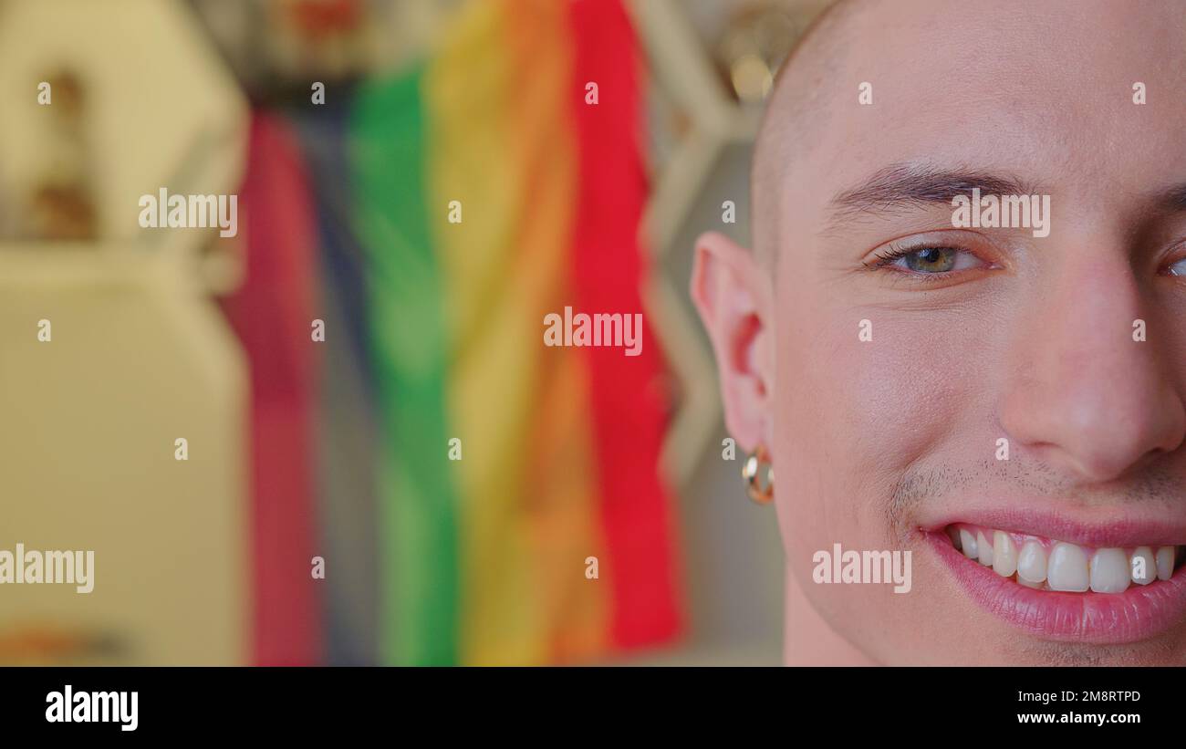 Demi-visage d'un homme caucasien souriant avec un drapeau LGBT en arrière-plan. Photo de haute qualité Banque D'Images