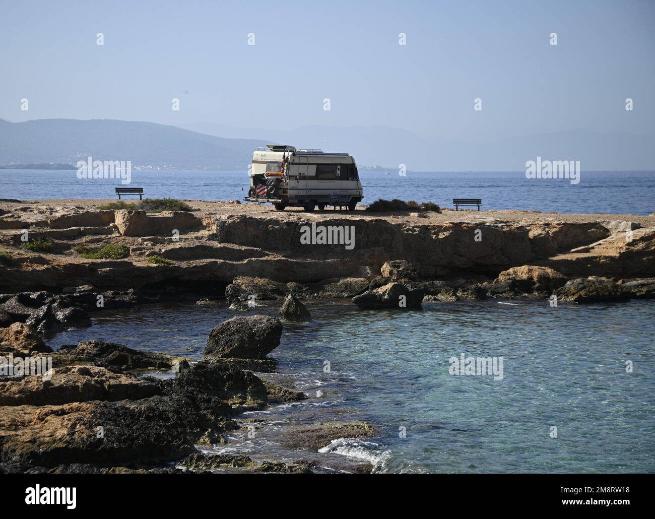 Paysage avec vue panoramique d'un autocaravane d'époque au phare de ...