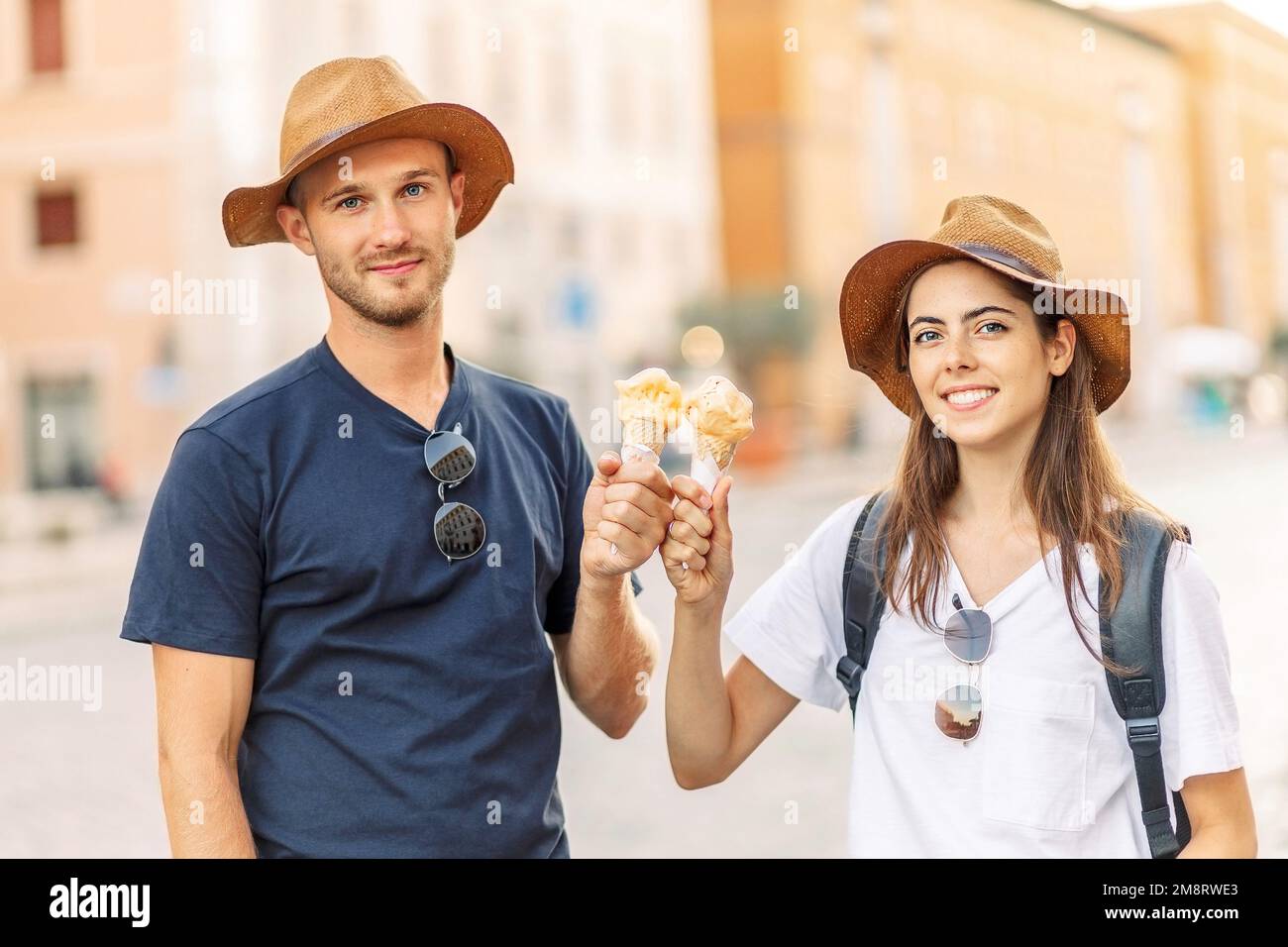 Couple heureux de manger de la glace à Rome, Italie. Belle glace brillante avec différentes saveurs dans les mains d'un couple Banque D'Images