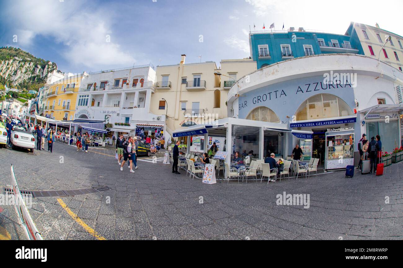 24 avril 2022- port de Capri bondé de touristes venant et allant de l'île, beaucoup de magasins dans le port Banque D'Images