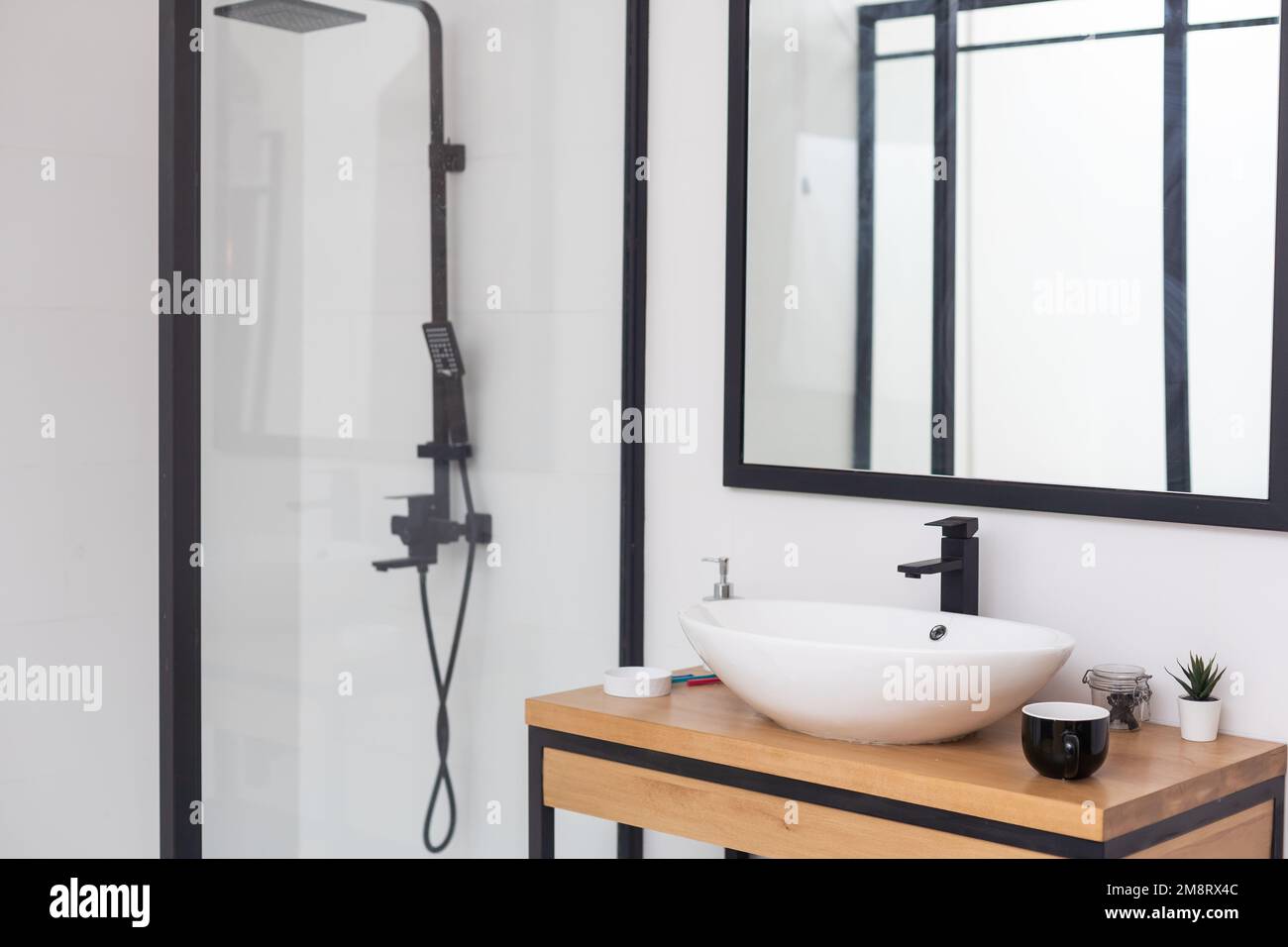 Design moderne et élégant, mur en bois dans la cabine de douche Banque D'Images