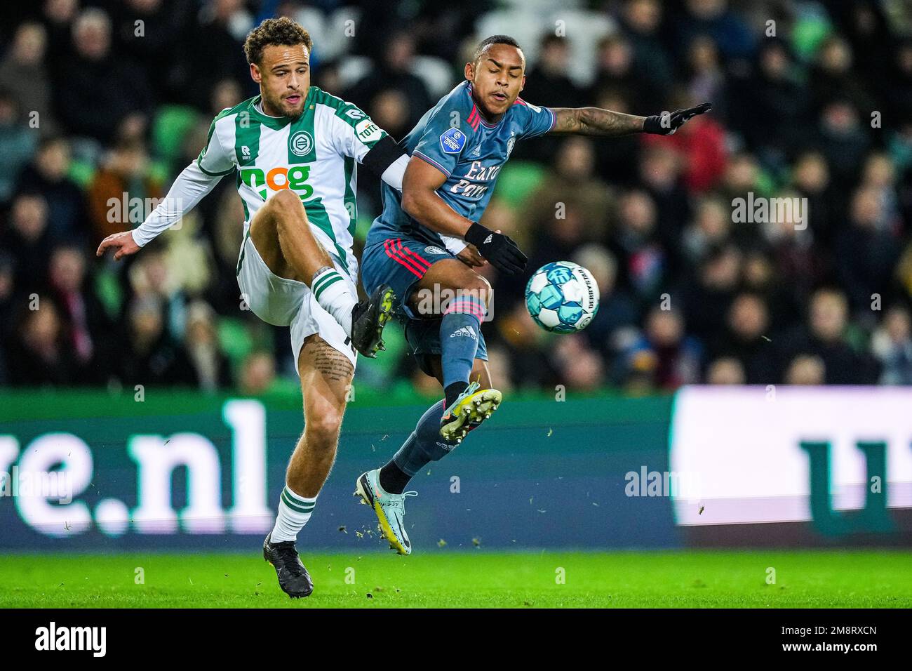 Groningen - Liam van Gelderen du FC Groningen, Igor Paixao de Feyenoord pendant le match entre le FC Groningen et le Feyenoord à de Euroborg, le 15 janvier 2023 à Groningen, pays-Bas. (Box to Box Pictures/Tom Bode) Banque D'Images