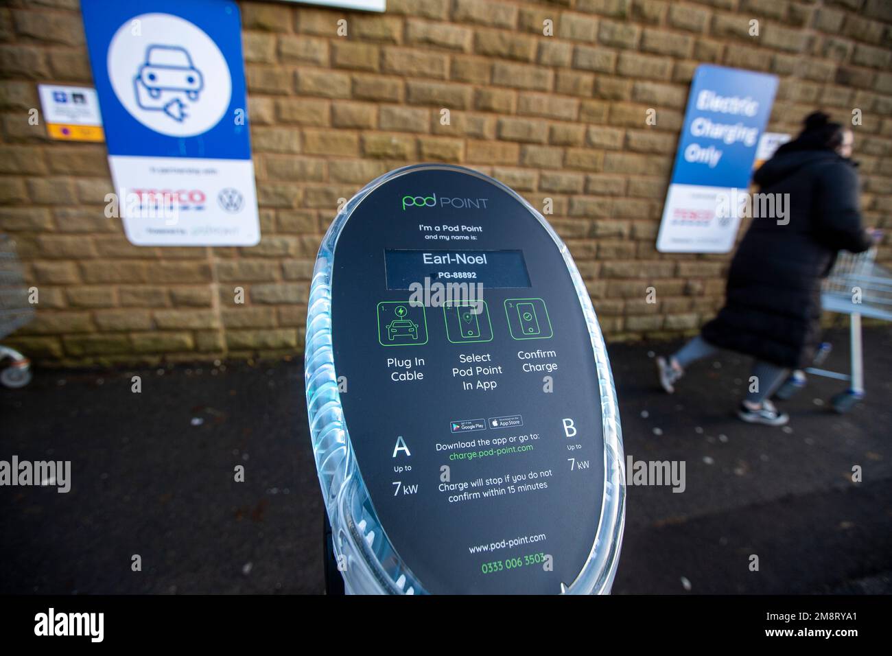 Halifax, West Yorkshire, Royaume-Uni, 15th janvier 2023 des points de recharge pour véhicules électriques ont été récemment installés au supermarché Tesco de Queensbury, Bradford, West Yorkshire. Ils font partie du déploiement national de charge de véhicule électrique Tesco Volkswagen en collaboration avec Pod point Network . Crédit : Windmill Images/Alamy Live News Banque D'Images