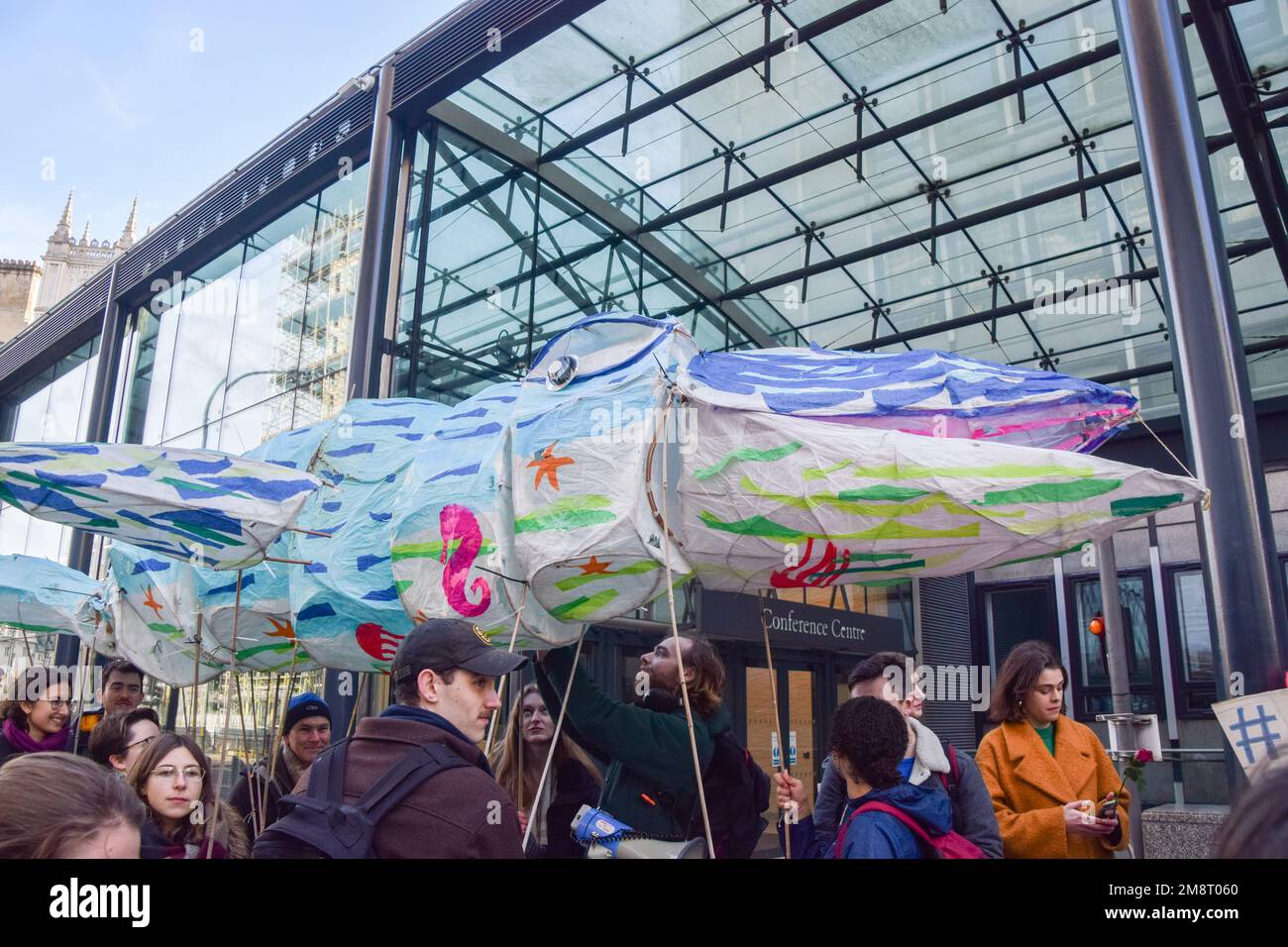 Londres, Royaume-Uni. 15th janvier 2023. Les activistes du climat tiennent une baleine à papier en dehors du Département des affaires, de l'énergie et de la stratégie industrielle (BEIS) demandant au gouvernement d'arrêter le champ de pétrole et de gaz de Rosebank en mer du Nord, géré par la société norvégienne Equinor. Credit: Vuk Valcic/Alamy Live News Banque D'Images