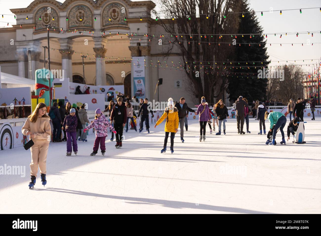 KIEV, UKRAINE - 2 janvier 2023 : patinage sur glace. Les gens s'amusent dans l'arène de glace de la ville. Vacances du nouvel an dans la ville de Kiev. Banque D'Images