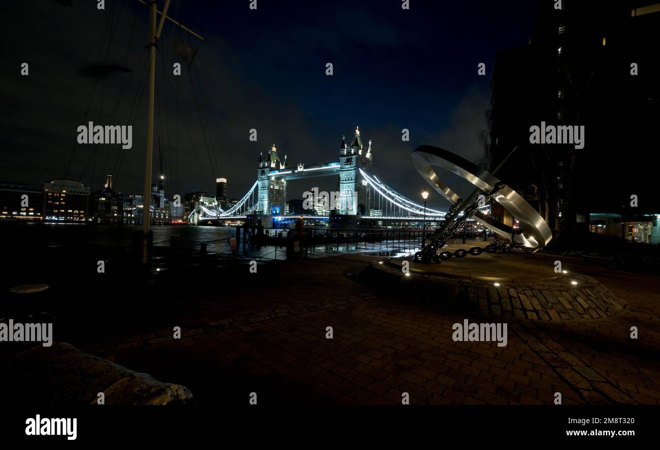 Tower Bridge et Timepiece Sculpture, Londres, Angleterre Banque D'Images