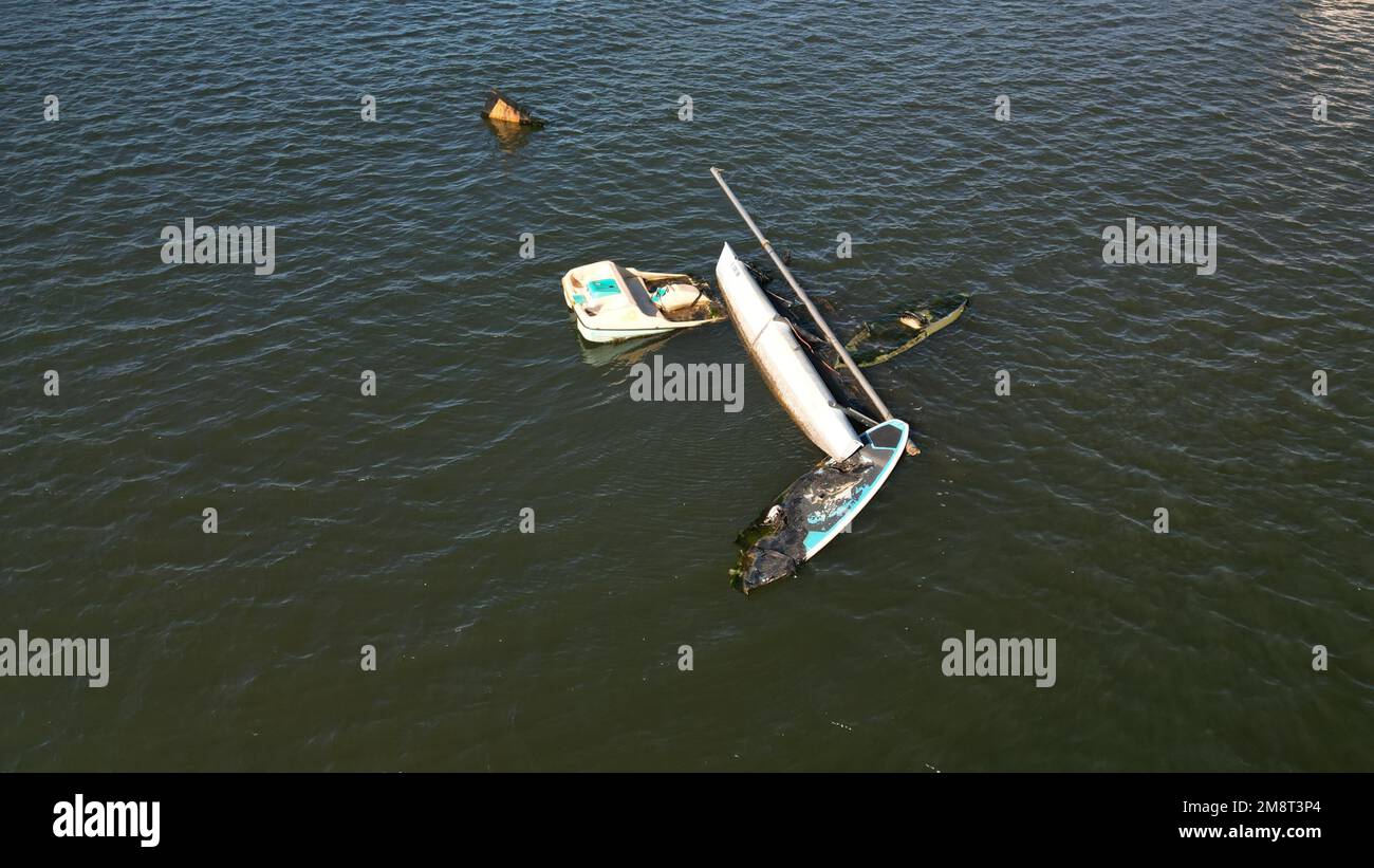 Vue aérienne en descendant d'en haut sur les bateaux à feu qui ont coulé dans un feu Banque D'Images