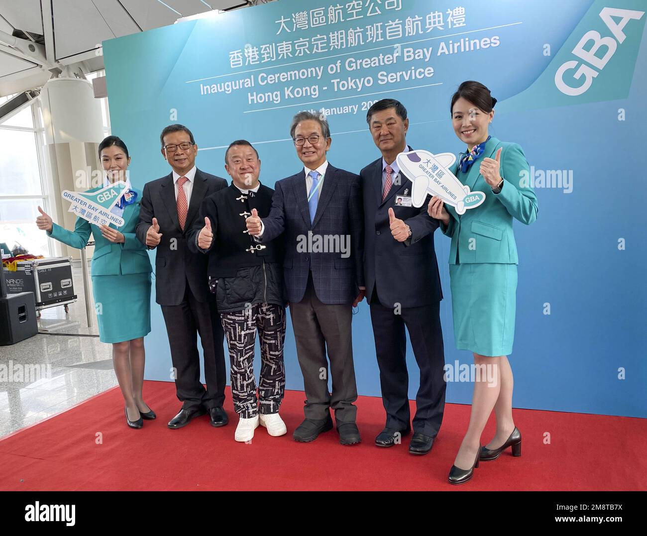 La Greater Bay Airlines de Hong Kong a lancé un service régulier vers le Japon jeudi, dans l'espoir de servir les passagers qui se déplacent après des années de restrictions Covid-19. (À partir de 2nd à gauche) Stanley hui Hon-chung, acteur Eric Tsang Chi-Wai , président du conseil d'administration de l'aéroport Jack So Chak-kwong, président Bill Wong Cho-bau. 12JAN23 SCMP/ Cannix Yau Banque D'Images