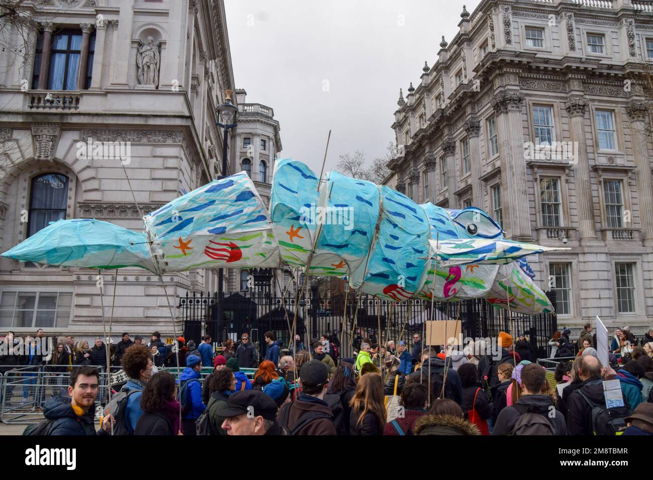 Londres, Royaume-Uni. 15th janvier 2023. Les activistes du climat tiennent une baleine à papier devant Downing Street, appelant le gouvernement à arrêter le champ de pétrole et de gaz de Rosebank en mer du Nord, dirigé par la société norvégienne Equinor. Credit: Vuk Valcic/Alamy Live News Banque D'Images