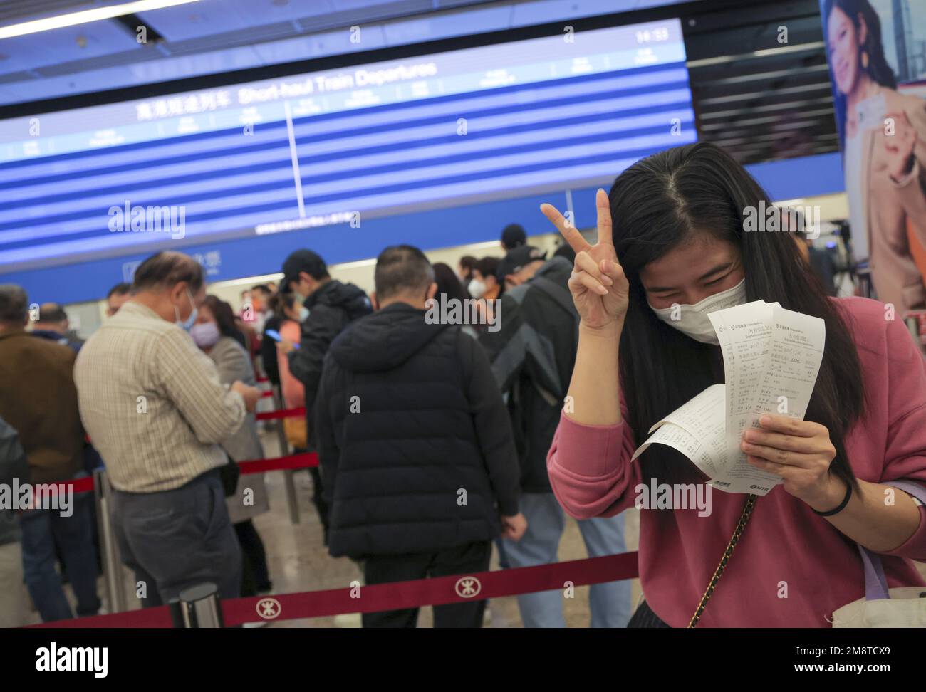 Les gens se font la queue à la gare de Hong Kong West Kowloon pour acheter des billets de train à grande vitesse entre Hong Kong et le continent. 12JAN23 SCMP / Jelly TSE Banque D'Images