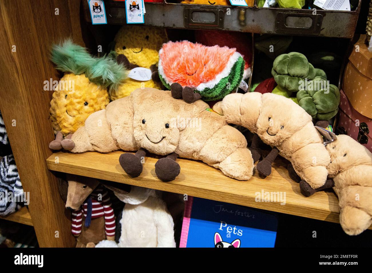 Croissants Jallycat soft toys at After Noah Homware, meubles vintage et magasin de jouets, Angel, Islington, Londres, Royaume-Uni Banque D'Images