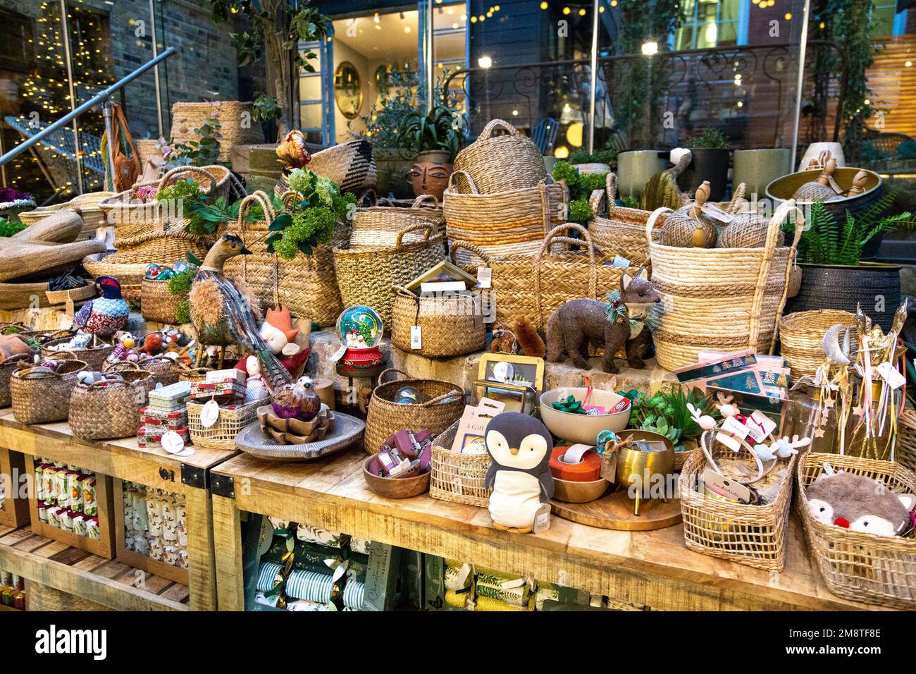 Exposition de décoration, de jute et de paniers en osier à After Noah décoration, mobilier vintage et magasin de jouets, Angel, Islington, Londres, Royaume-Uni Banque D'Images