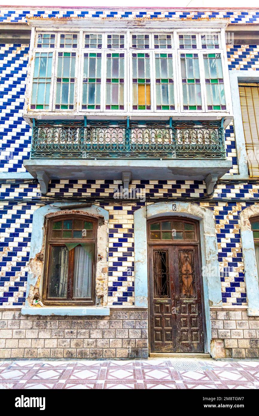 Maison de style espagnol avec façade en carreaux vitrés dans la ville espagnole à la frontière de Gibraltar, la Línea de la Concepción, Espagne Banque D'Images