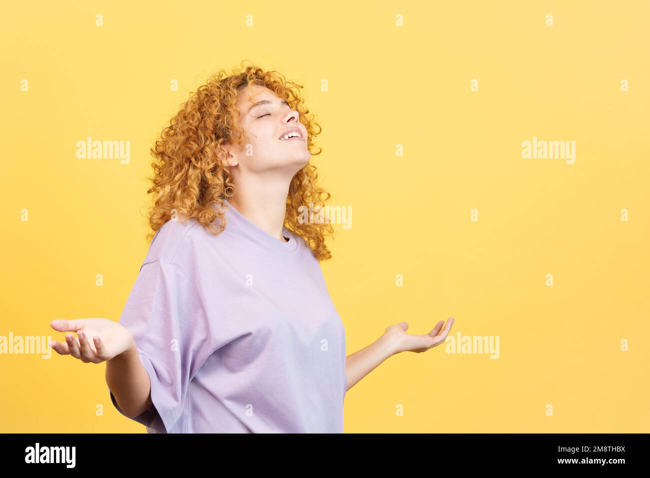Femme debout avec les yeux fermés et les bras ouverts gestant la liberté Banque D'Images