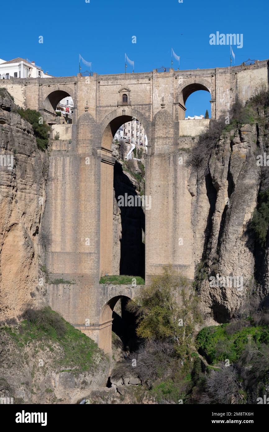 Surplombant le canyon El Tajo depuis la ville de Ronda, en Espagne Banque D'Images
