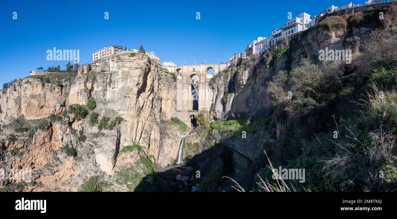 Surplombant le canyon El Tajo depuis la ville de Ronda, en Espagne Banque D'Images