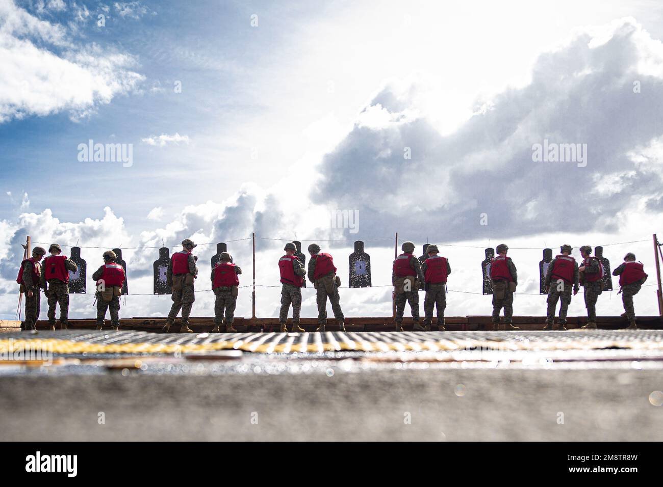 Océan Pacifique. 11th décembre 2022. ÉTATS-UNIS Marines et marins avec Bataillon Landing Team 2/4, 13th Marine Expeditionary Unit, évaluent les cibles tout en participant à une aire de tir zéro à vue de combat à bord du navire d'assaut amphibie USS Makin Island (LHD 8), décembre. 12. Le maintien de l'exactitude des armes et de la compétence du tireur est essentiel à la préparation de la mission en tant qu'unité d'intervention en cas de crise. Le MEU 13th est embarqué avec le groupe de prêt amphibie de l'île de Makin, composé des navires de transport amphibie de l'île de Makin et des navires de quai Anchorage (LPD 23) et USS John P. Murtha (LPD 26), et opérant aux États-Unis Banque D'Images