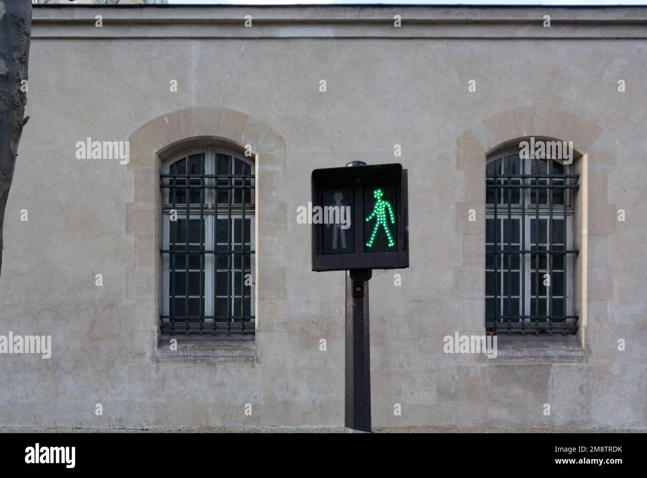 Paris, ile de france, France, 15th janvier 2023, le feu vert dans la rue parisienne Banque D'Images