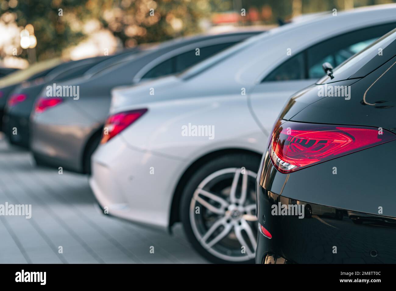 Vue sélective des différentes voitures Mercedes-Benz garées de suite Banque D'Images