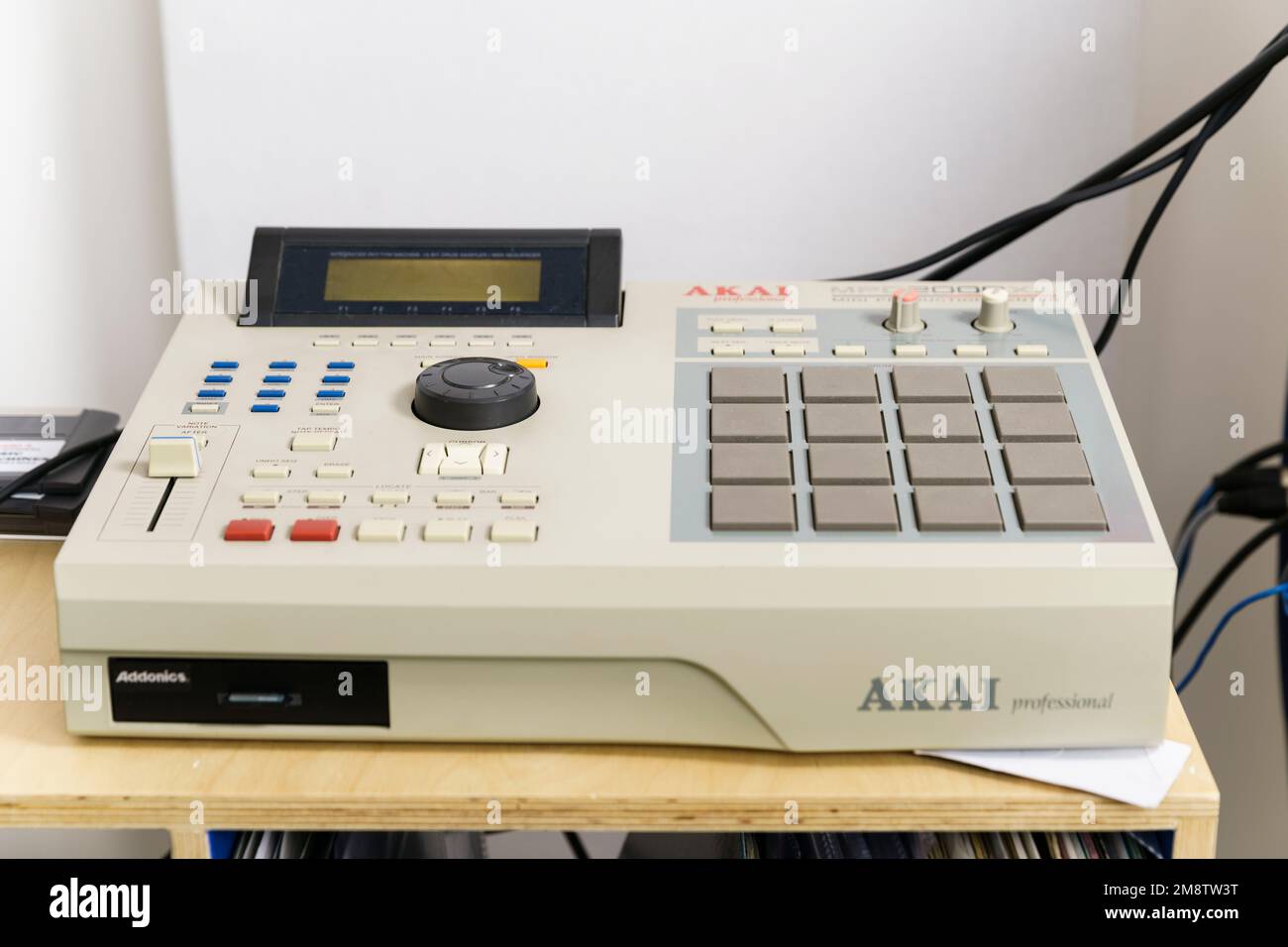 Un échantillonneur numérique AKAI MPC2000XL dans un studio d'enregistrement de musique à Bruton, Somerset. Banque D'Images