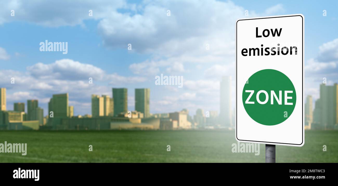 Signalisation routière ZONE à faible émission. Concept de mobilité propre Banque D'Images