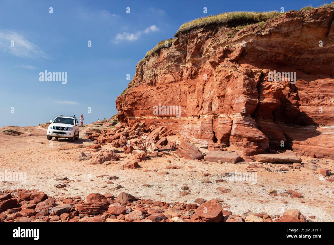 Hilbre Island, Royaume-Uni : piste accidentée offrant un accès par véhicule autour des falaises de grès de cette réserve naturelle et site de la scie spéciale Banque D'Images