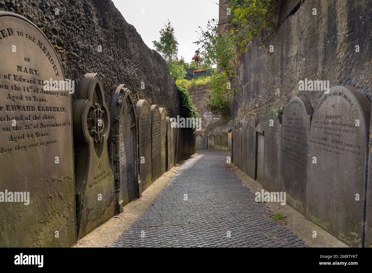 Liverpool, Royaume-Uni : pierres de tête bordant la passerelle vers le cimetière St James's, un cimetière derrière la cathédrale anglicane. Banque D'Images
