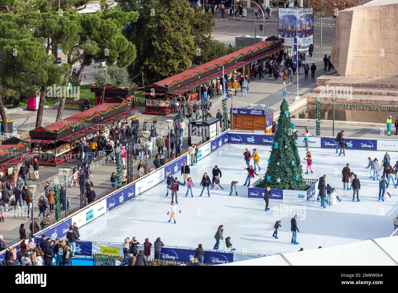 Patinage sur glace de Noël à la place Colon, Madrid, Espagne Banque D'Images