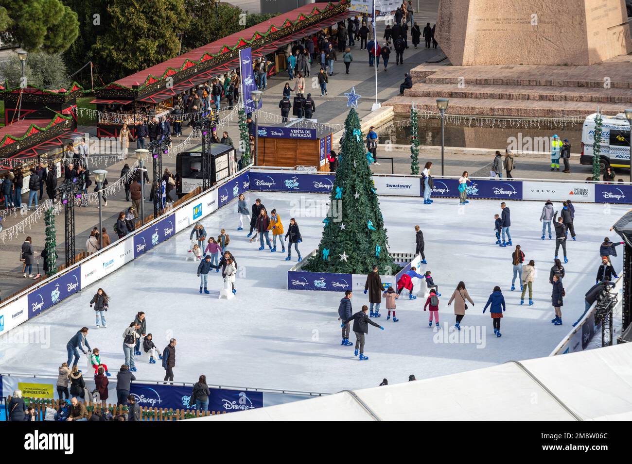 Patinage sur glace de Noël à la place Colon, Madrid, Espagne Banque D'Images