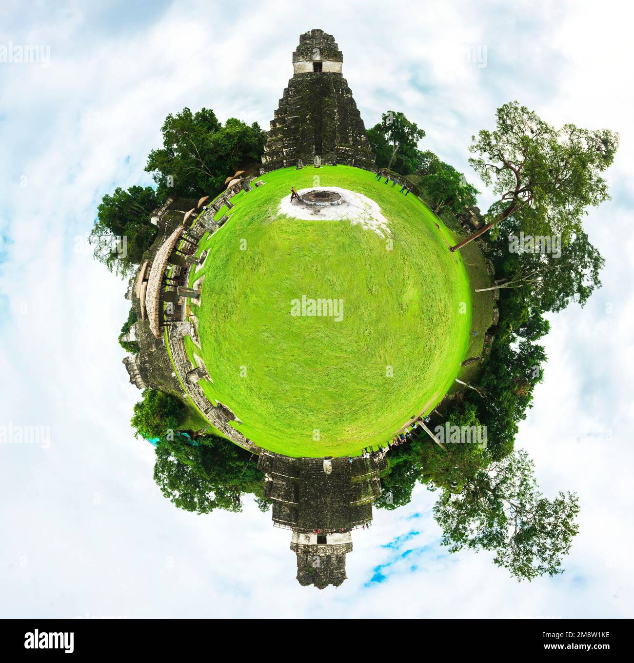 Vue sur la Miniplanet de la grande plaza de Tikal Banque D'Images