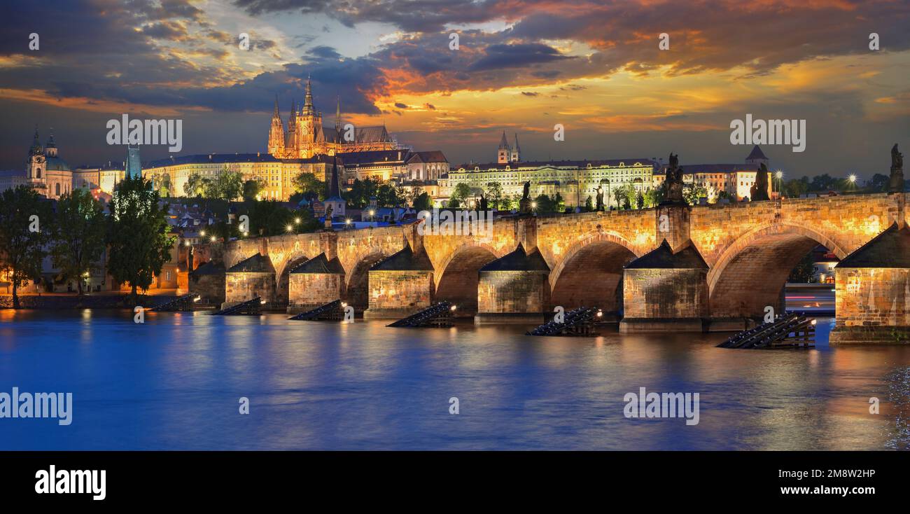 Panorama de la Vltava, du pont Charles et de la rue Cathédrale de Vitus à Prague dans la soirée. Karluv MOST, Prazsky hrad. République tchèque. Banque D'Images