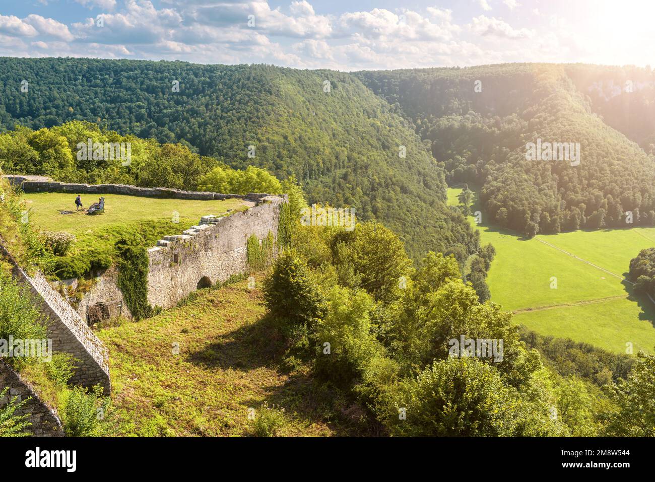 Paysage de montagne avec le château de Hohenurach, Bad Urach, Allemagne. Vue panoramique sur les Alpes souabes depuis le vieux château allemand en été. Thème du tourisme, de la nature, Banque D'Images