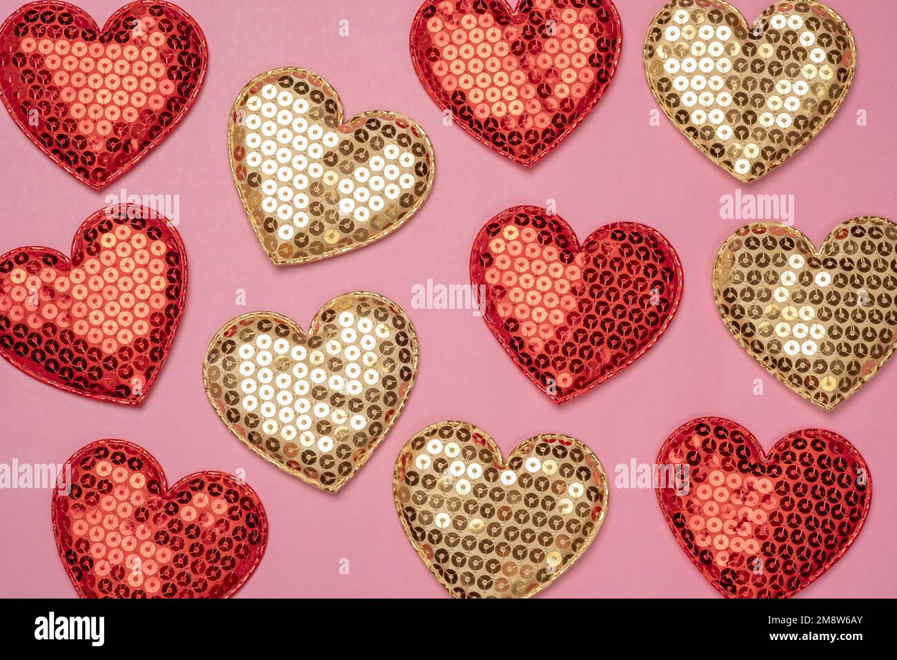 Arrière-plan rose avec ballons rouges en forme de coeurs Banque D'Images