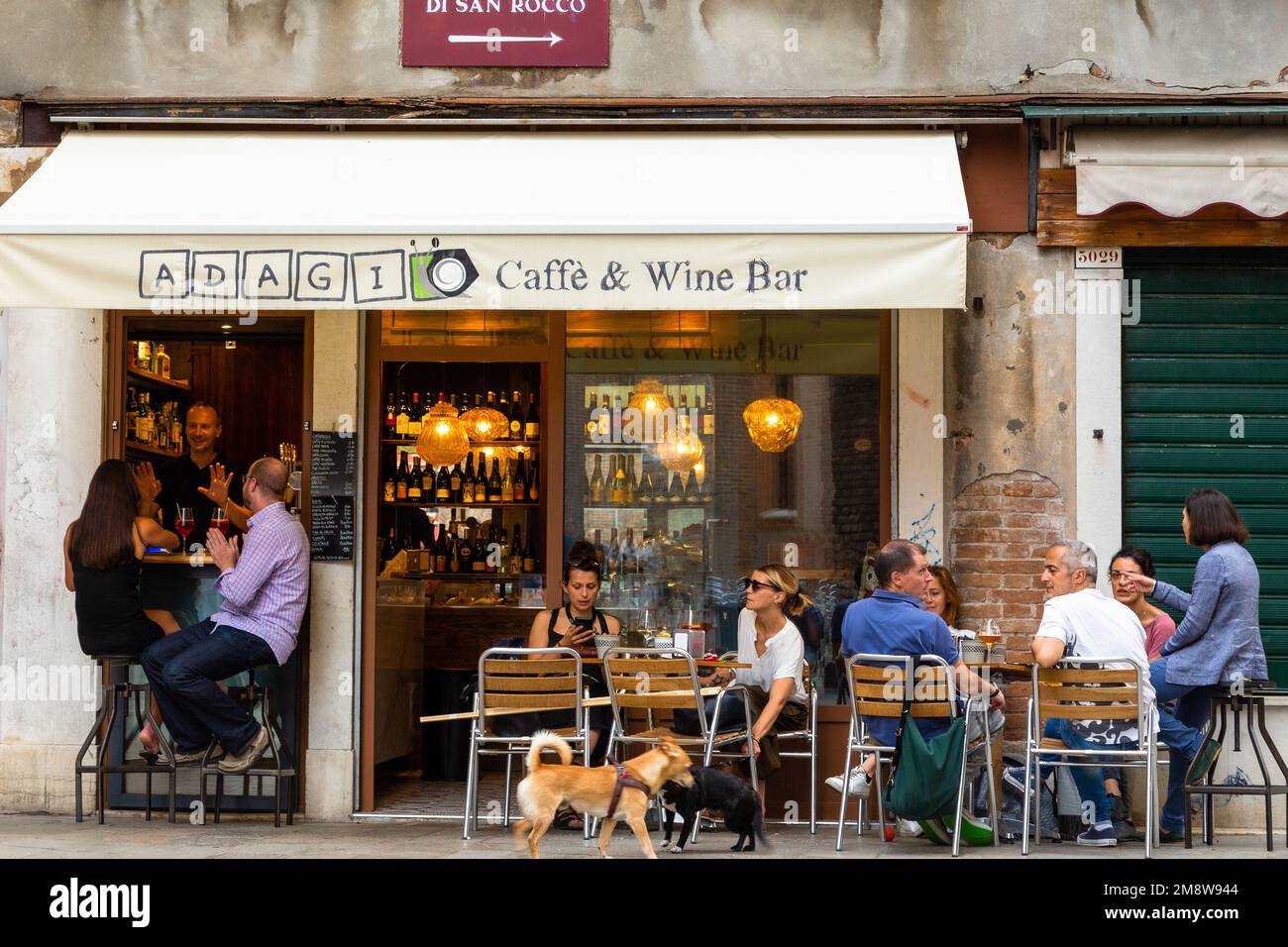 Cafés et bars à Venise avec des dîners et des buveurs relaxants le jour de l'été Banque D'Images