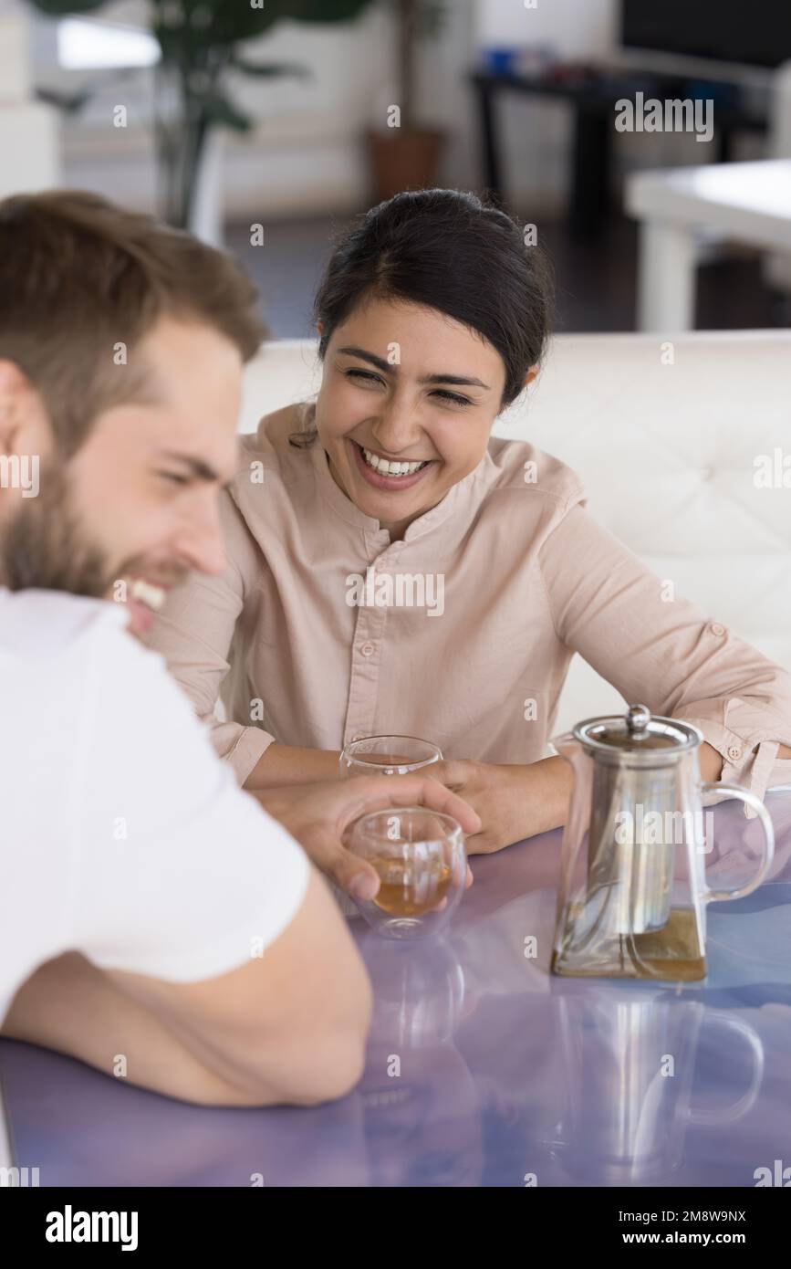 Un couple heureux d'amis qui s'amusent avec une tasse de thé Banque D'Images